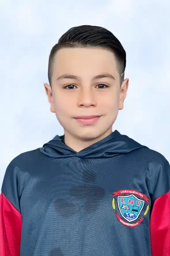 A class photo of Andrés